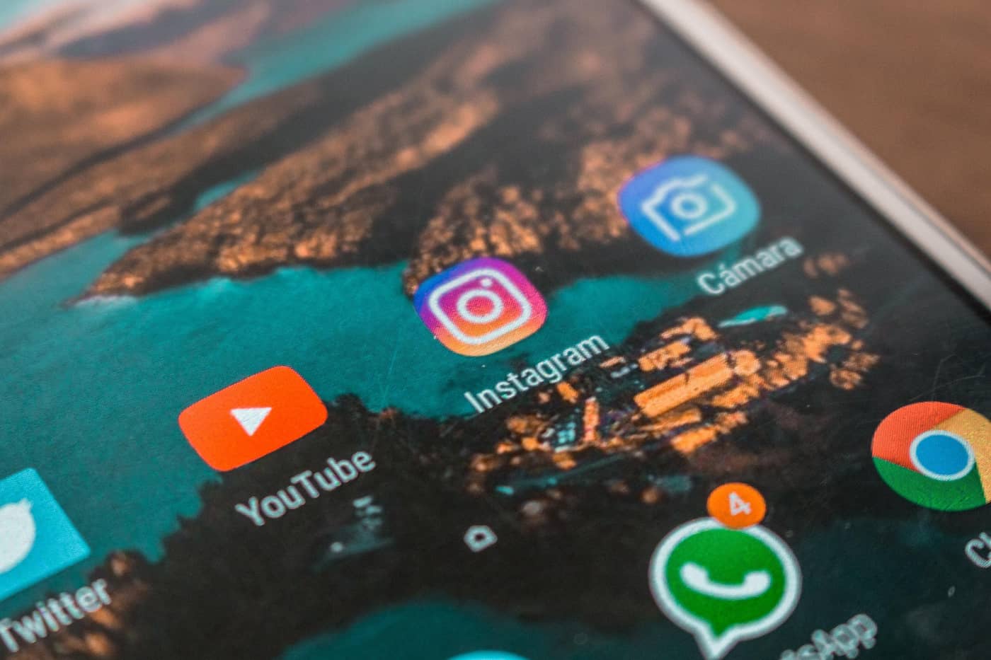 Différentes applications sur un Smartphone dont Whatsapp (Crédit : Kevberon)