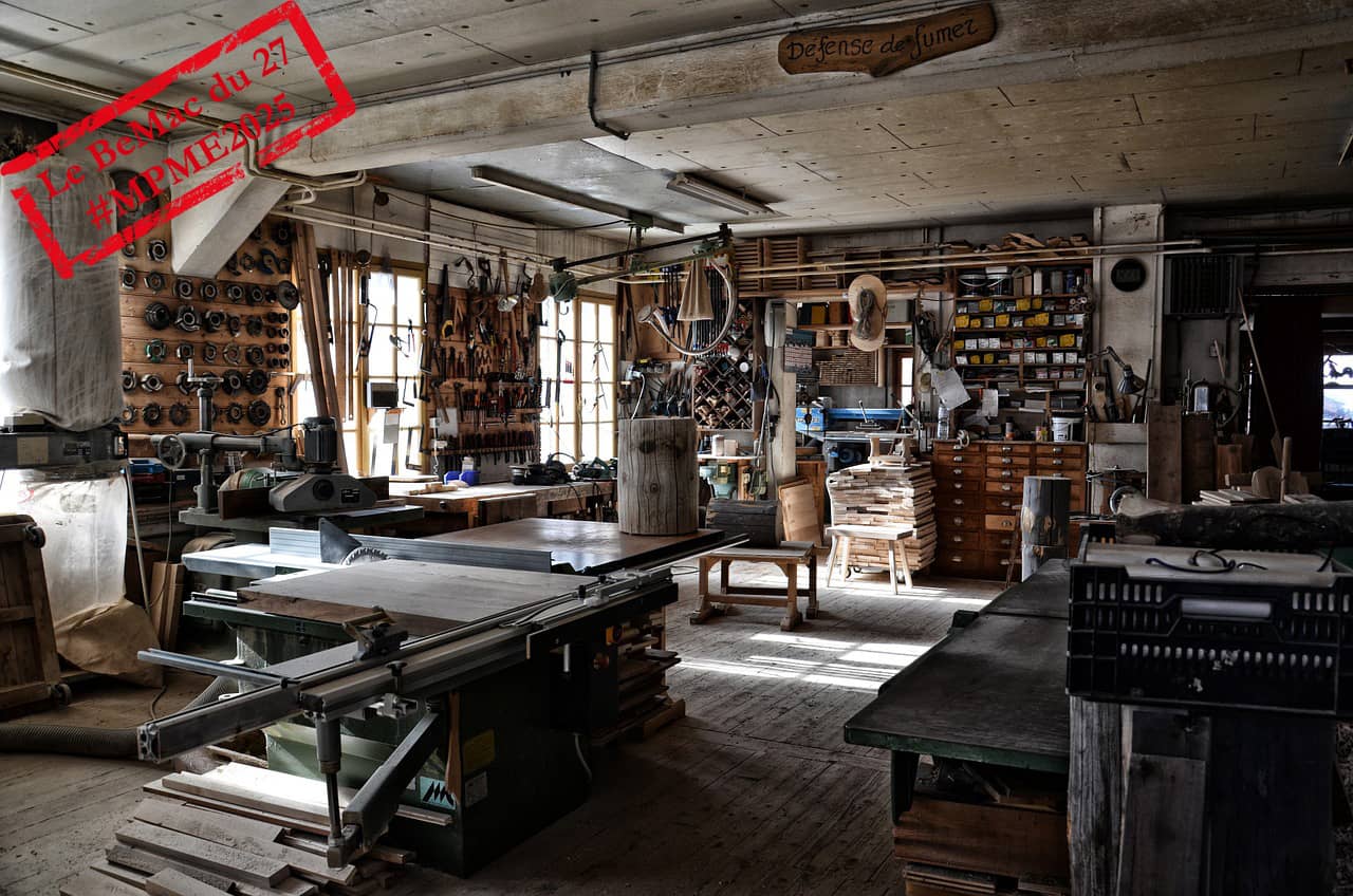 Un atelier de menuiserie d’une petite entreprise (Crédit : ThMilherou)