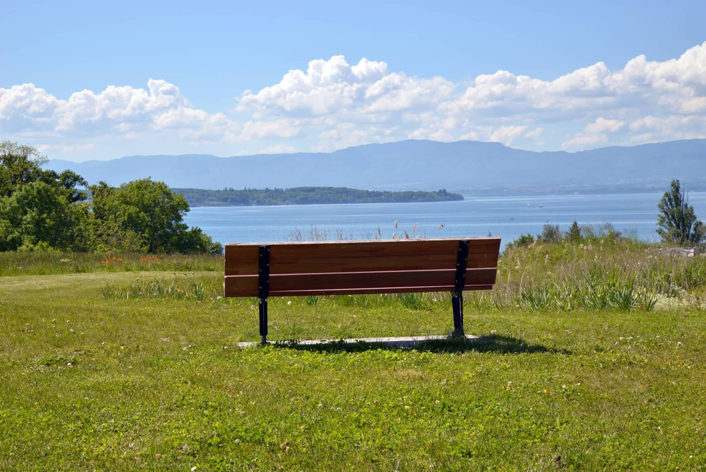 Un banc au bord du lac Léman en Haute-Savoie (Crédit : Jennifer J. à Anthy-sur-Léman)