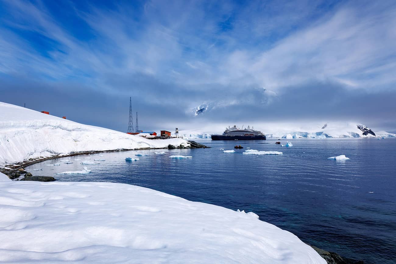 Un bateau de croisière en Antarctique (Crédit : Peter McNally)