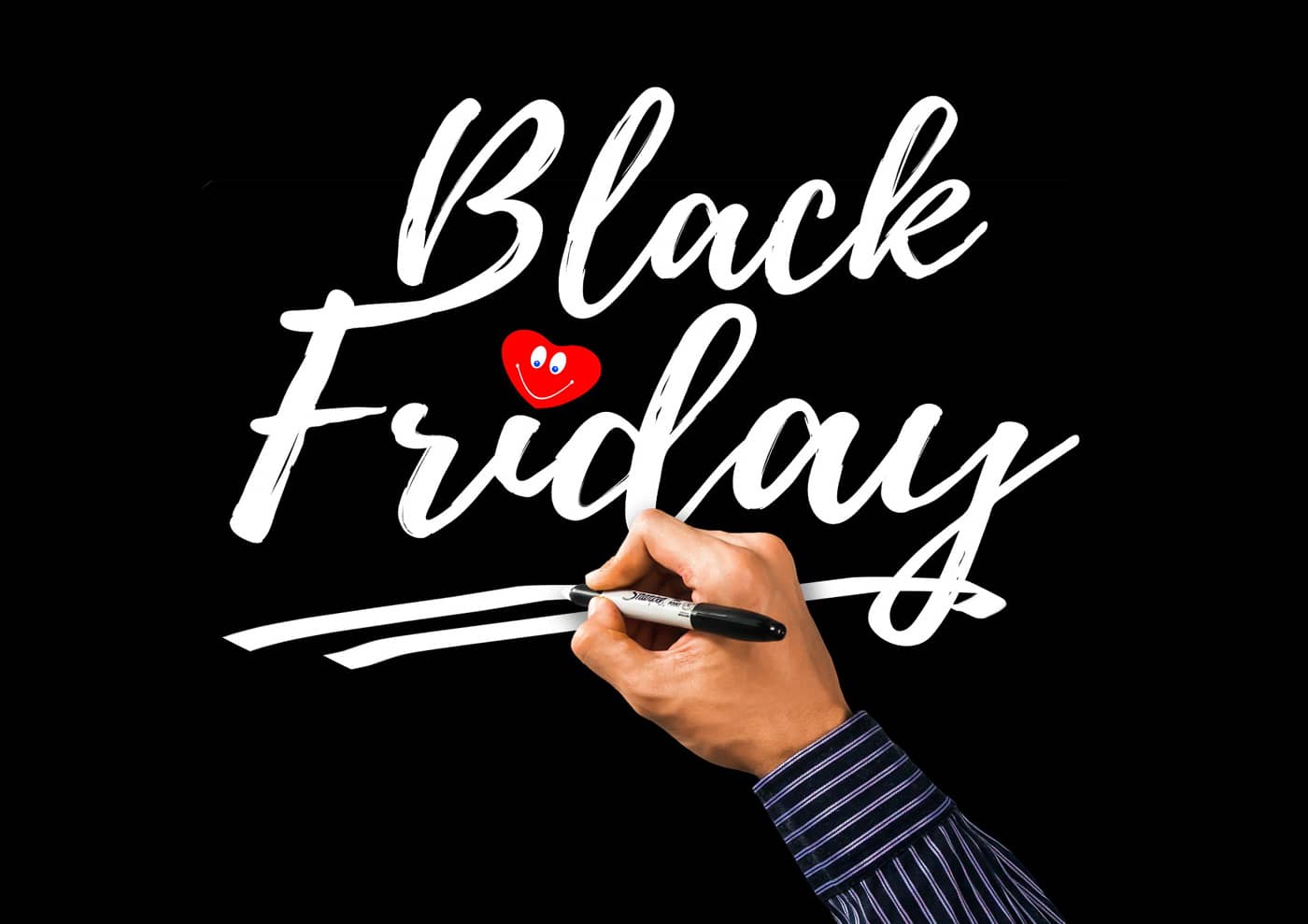 Black Friday avec un coeur rouge écrit au stylo blanc (Crédit : Geralt)