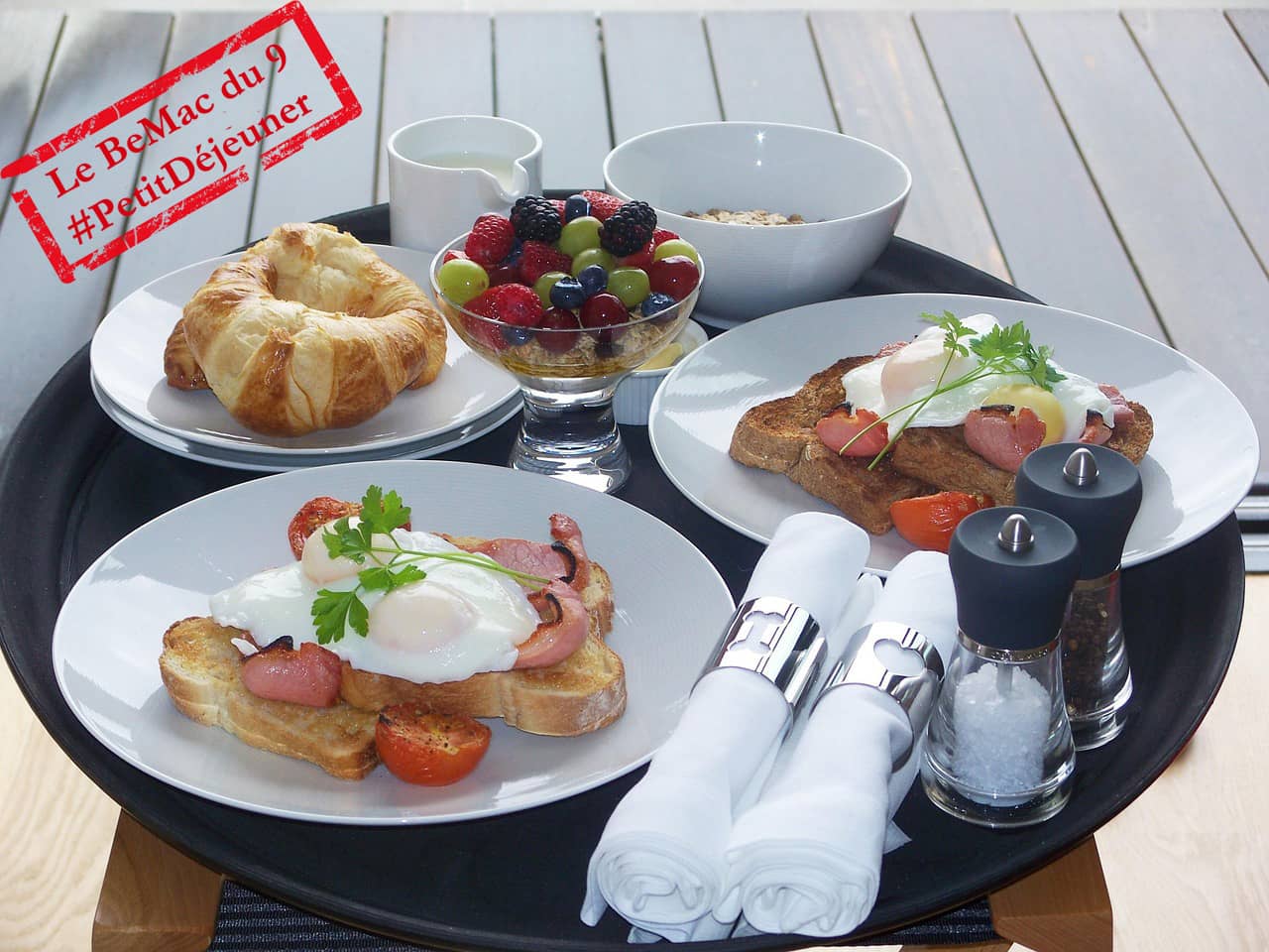 Plateau de petit-déjeuner sur une table blanche (Crédit : Paul_DAPARocks)