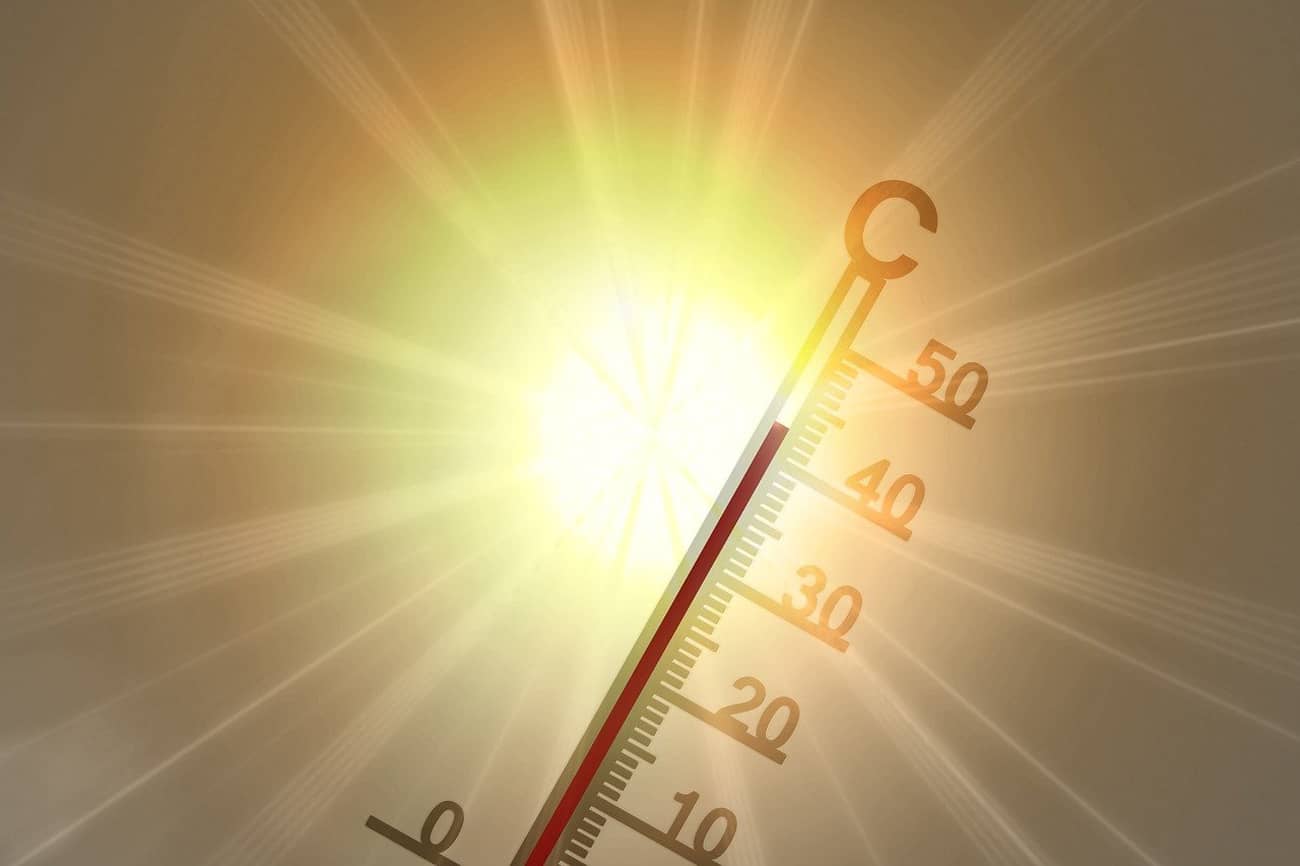Soleil qui brille avec une canicule à 40 degrés (Crédit : Geralt)