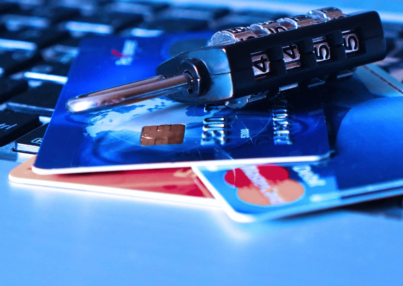 Des cartes bancaires avec un cadenas de sécurité (Crédit : TheDigitalWay)