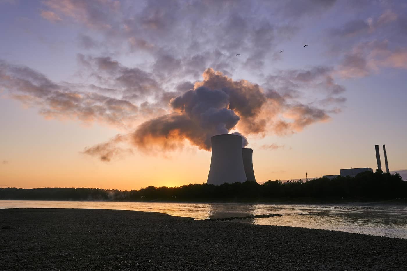 Tours de refroidissement centrale nucléaire avec lever de soleil (Crédit : distelAPPArath)