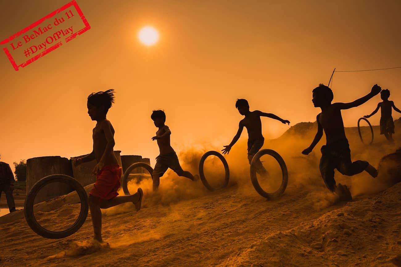 Des enfants qui jouent ensemble dans les dunes (Crédit : Trilemedia)