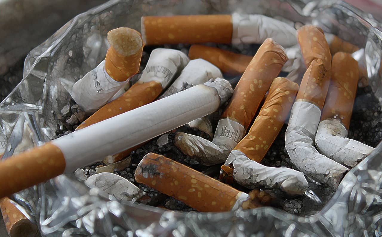 Cigarettes dans un cendrier en verre (Crédit : Geralt)