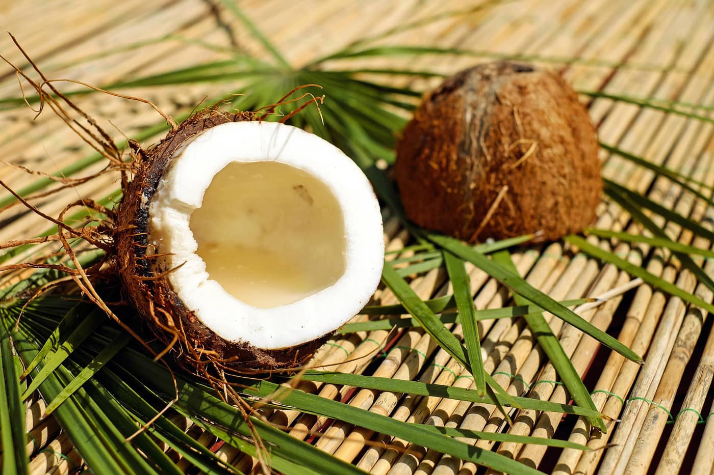 Une noix de coco coupée en deux sur une paillasse (Crédit : Couleur)
