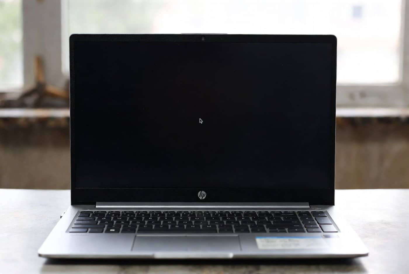 Un écran noir sur un PC portable HP après la mise à jour KB5094126 (Crédit : Alex.I)