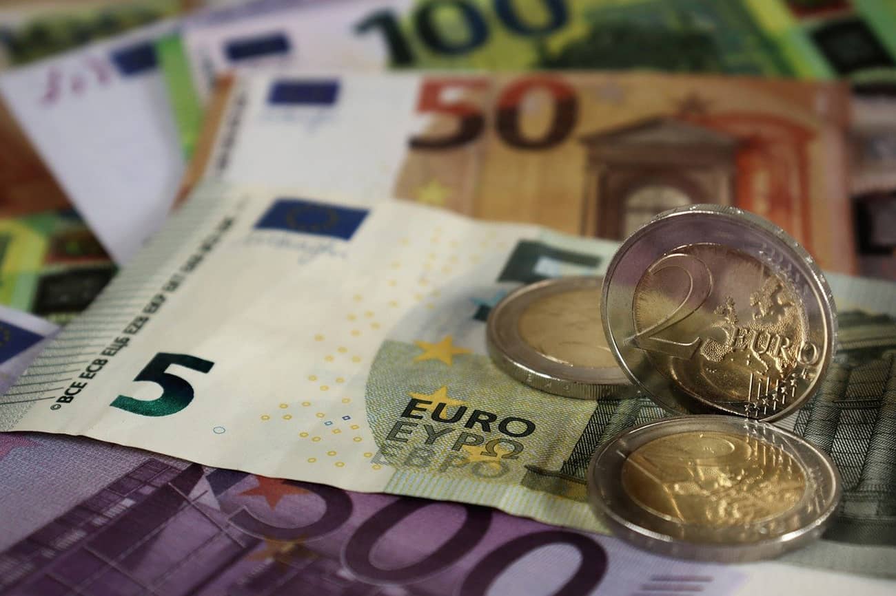 Des pièces et billets en Euro (Crédit : Geralt)