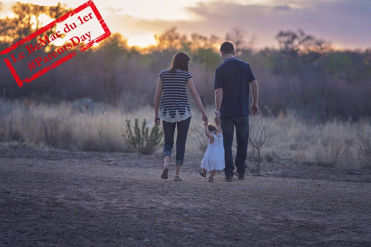 Une famille qui marche dans la campagne (Crédit : TheVirtualDenise)