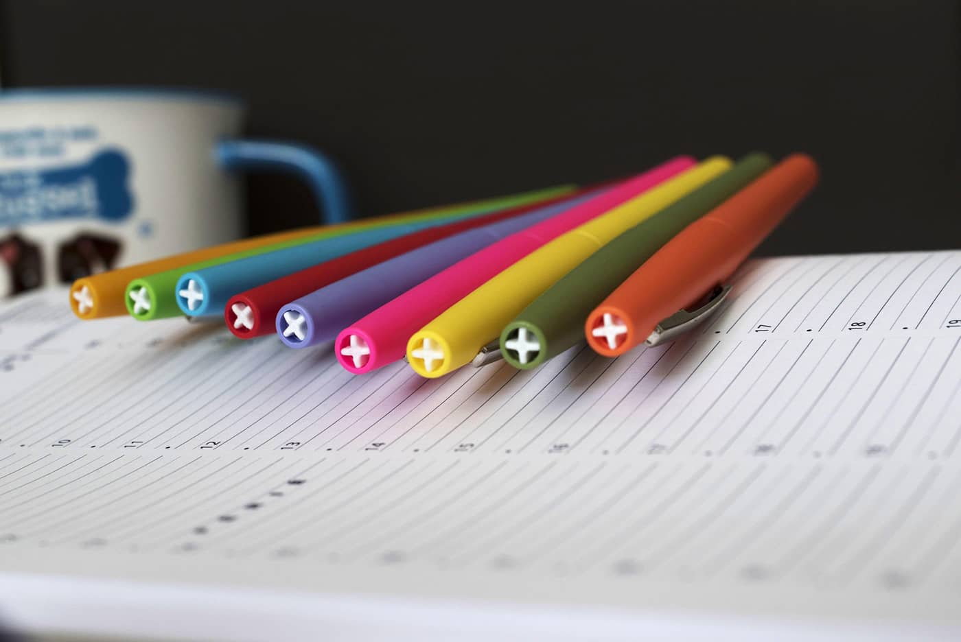 Feutres de couleurs sur un agenda scolaire (Crédit : Annabel_P)