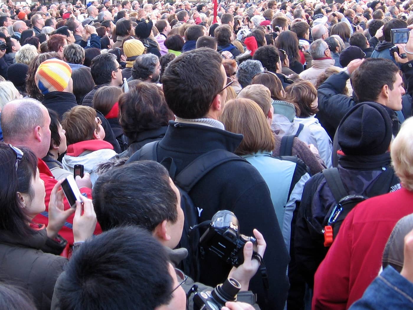 Population : des personnes dans la rue en 2026 (Crédit : Efes)