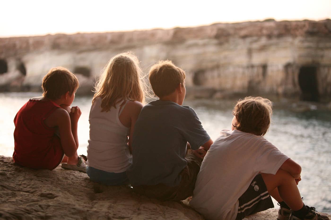 Des jeunes qui discutent entres eux au bord de l’eau (Crédit : Florendia)