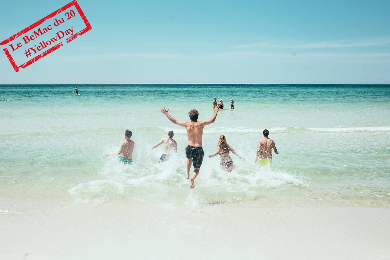 Des gens heureux à la plage au bord de la mer (Crédit : Pexels)