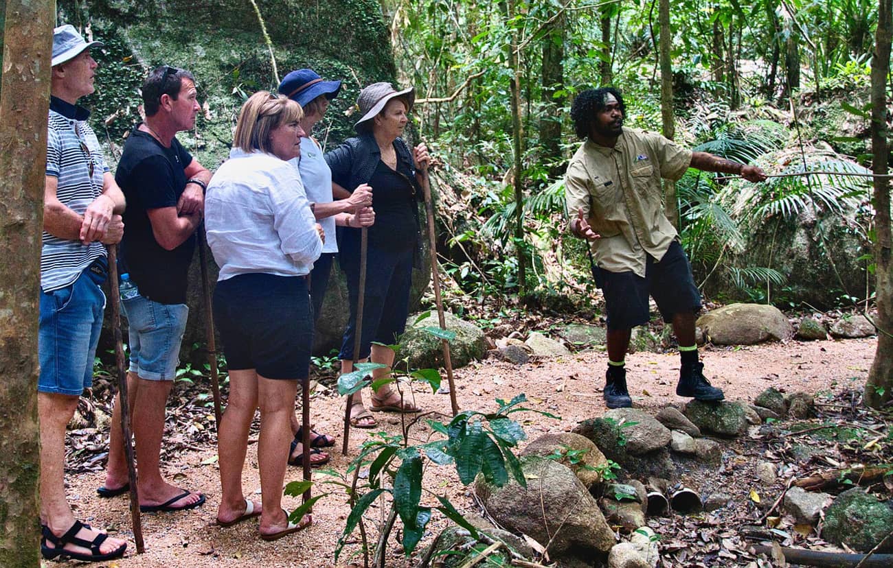 Un guide touristique dans la nature avec des touristes (Crédit : MemoryCatcher)