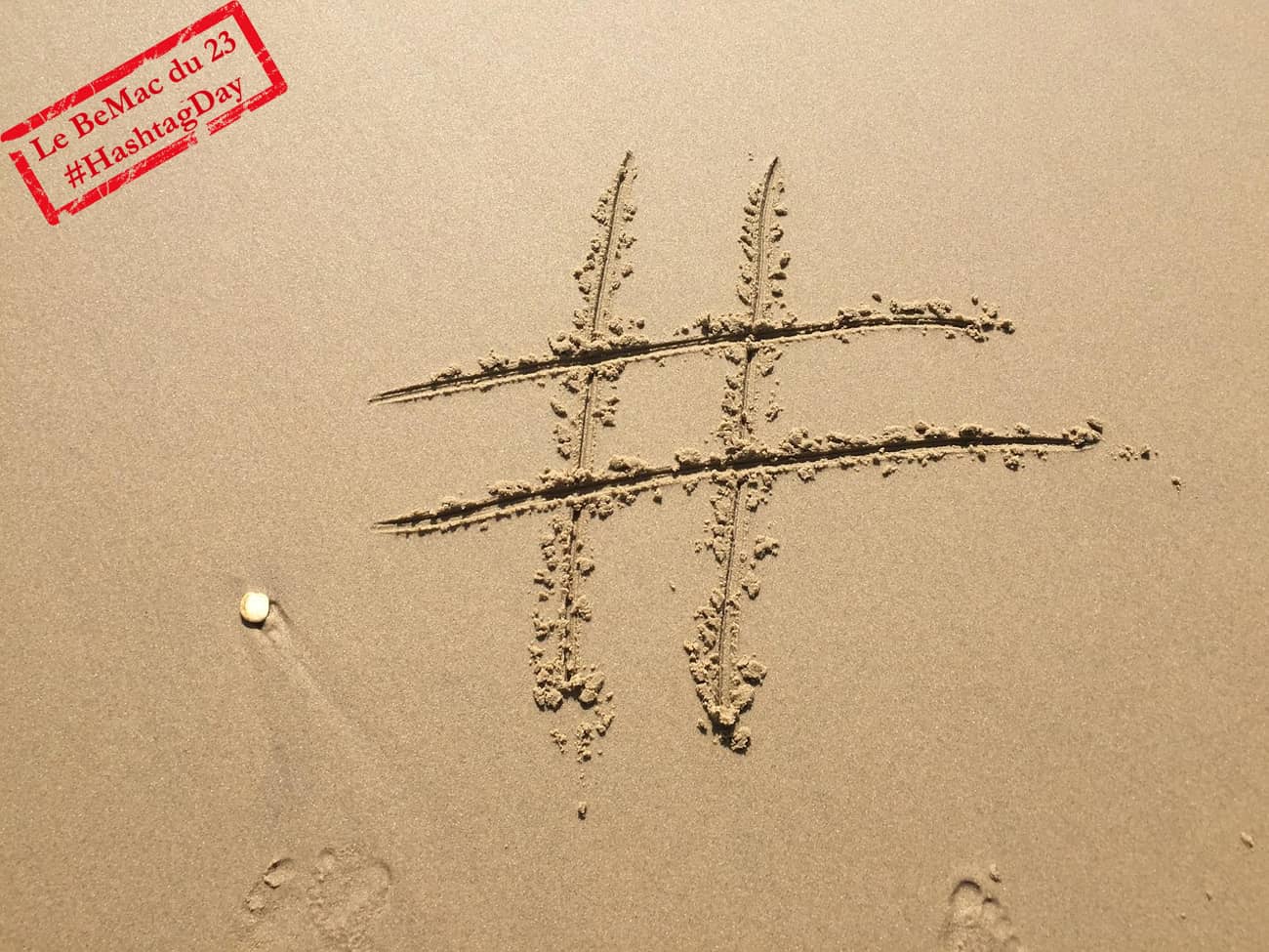  Un hashtag sur le sable d’une plage (Crédit : Yourschantz)