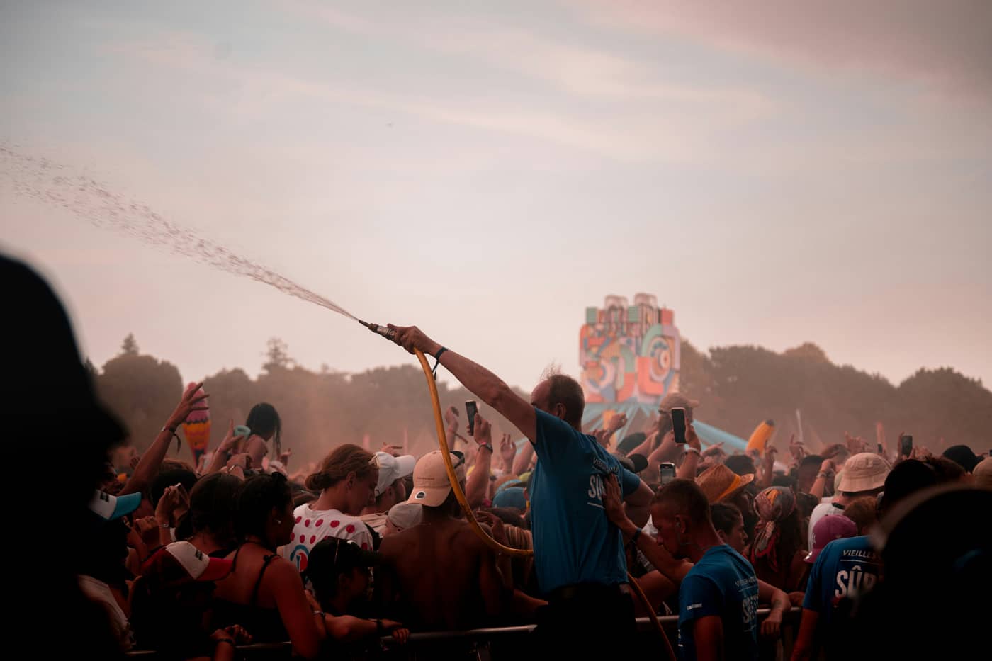 Rafraichissement pendant un concert pour les festivaliers (Crédit : Mathurin Napoly)