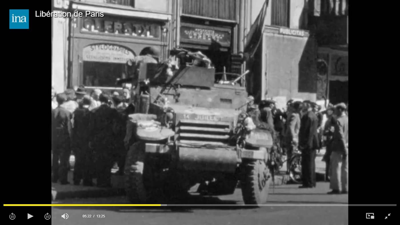 Un half-track entouré d’une foule lors de la libération de Paris (Crédit : capture vidéo site INA)