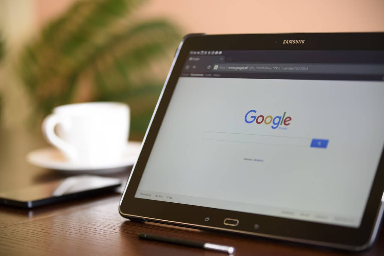 Le moteur de recherche Google sur une tablette Samsung (Crédit : ASPhotohrapy)