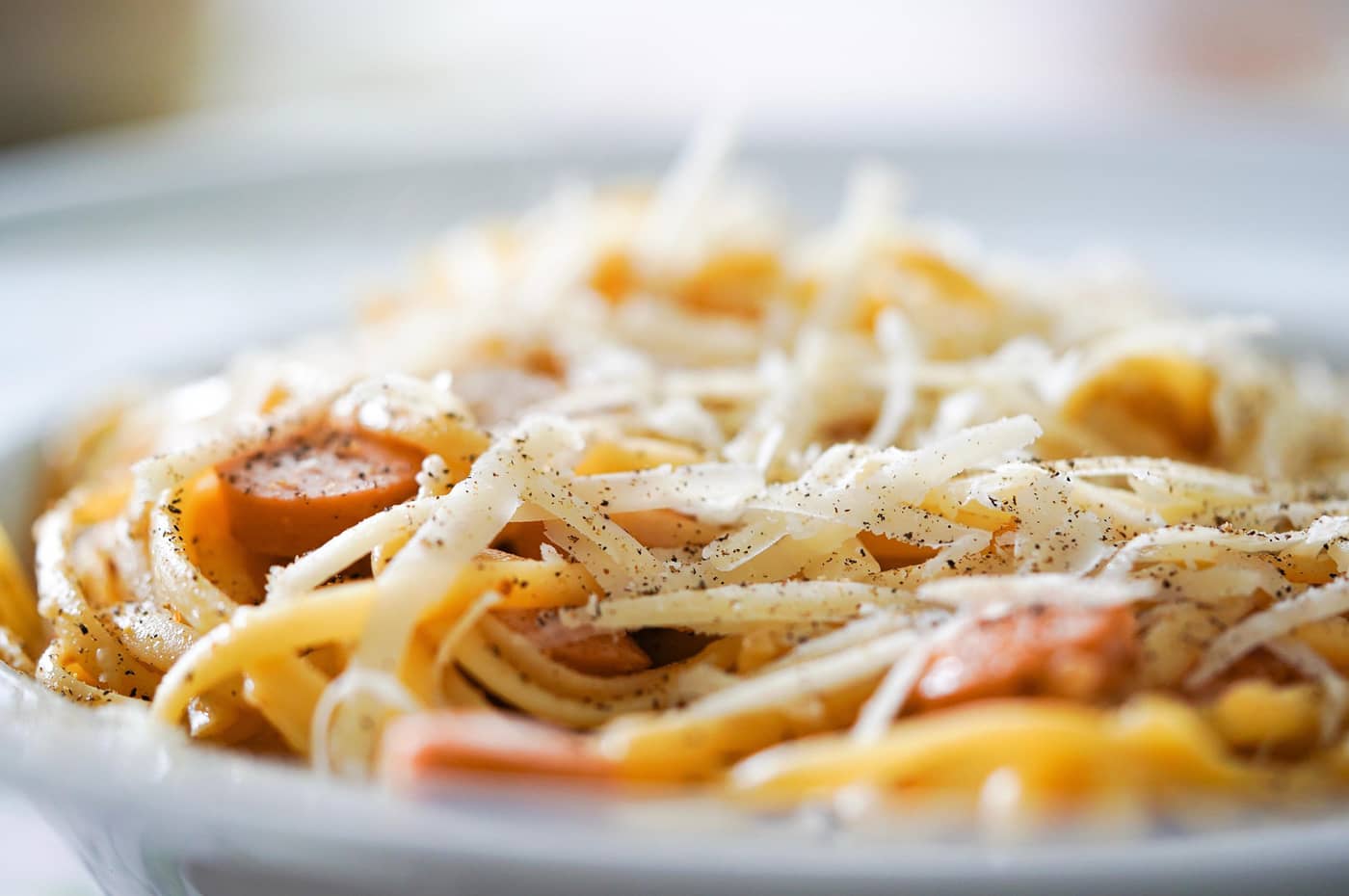 Assiette de pâtes linguine crémeuses au parmesan et poivre noir (Crédit : Mariya_m)
