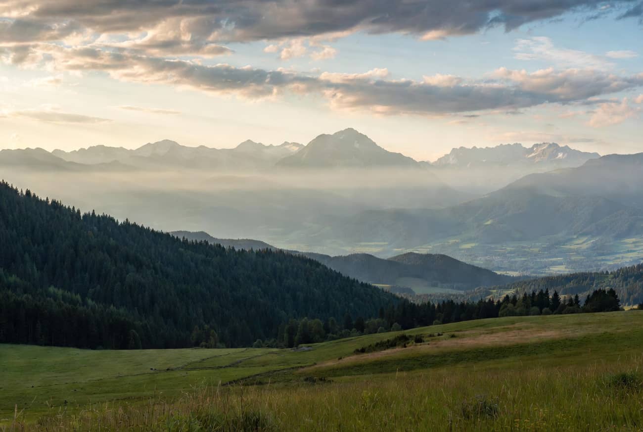 Un parc national en Europe et son arrière-plan montagneux (Crédit : Alex.I)
