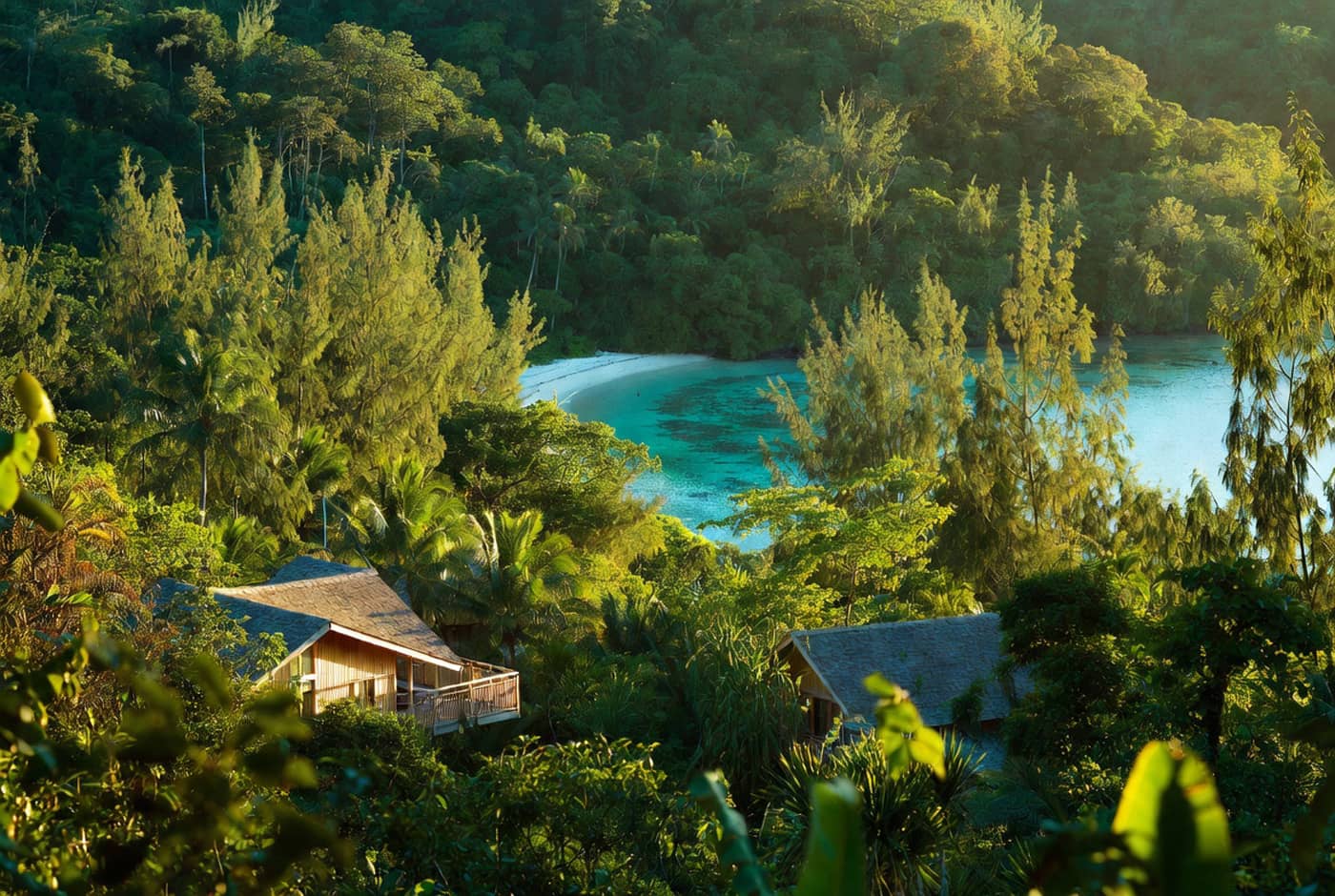 Des bungalows au milieu de la verdure au bord de l’eau (Crédit : Alex.I)