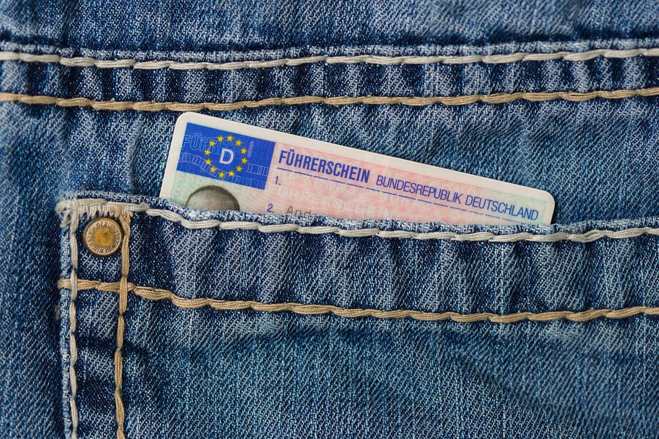 Permis de conduire allemand dans une poche de jean (Crédit : Andibreit)
