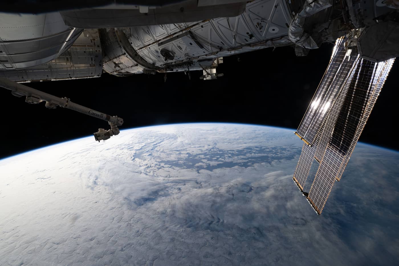 Les reflets du soleil sur les panneaux solaires de l’ISS (Crédit : ESA/NASA – Sophie Adenot)