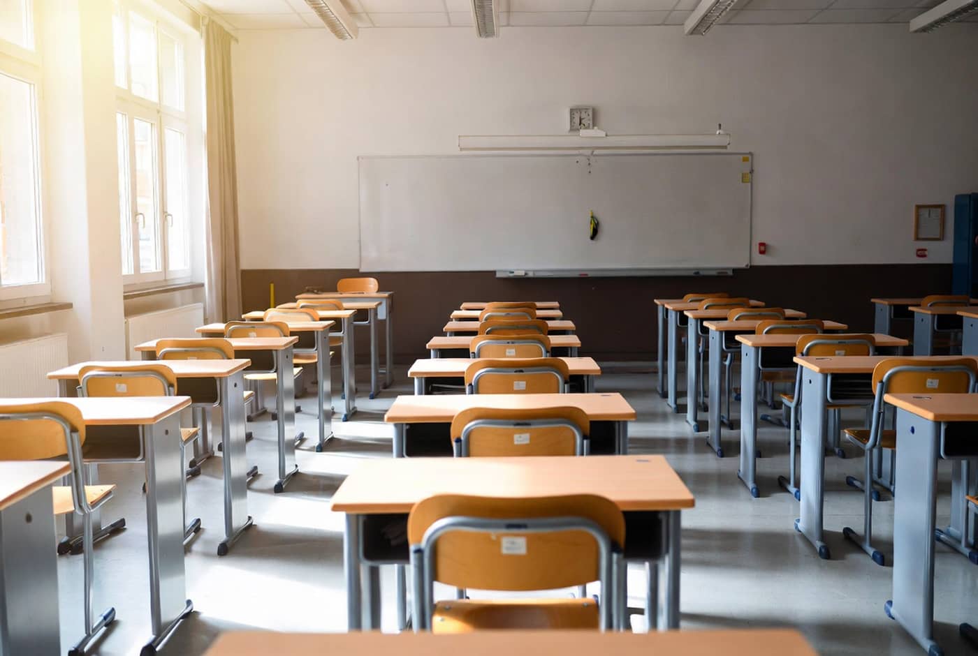 Une salle d’examen dans un lycée un lundi matin (Crédit : Alex.I)