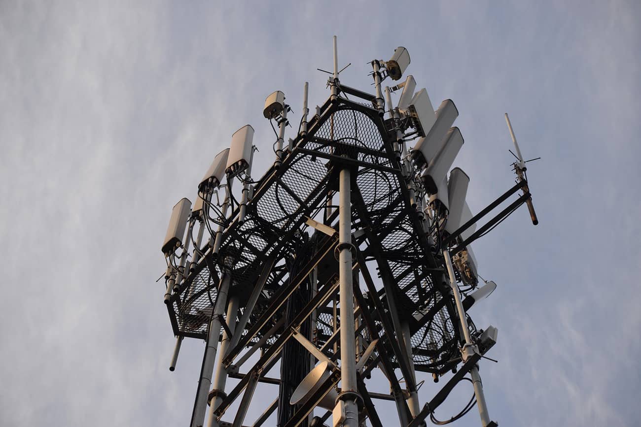 Une tour de télécommunication réseau mobile (Crédit : hello_world_2022)