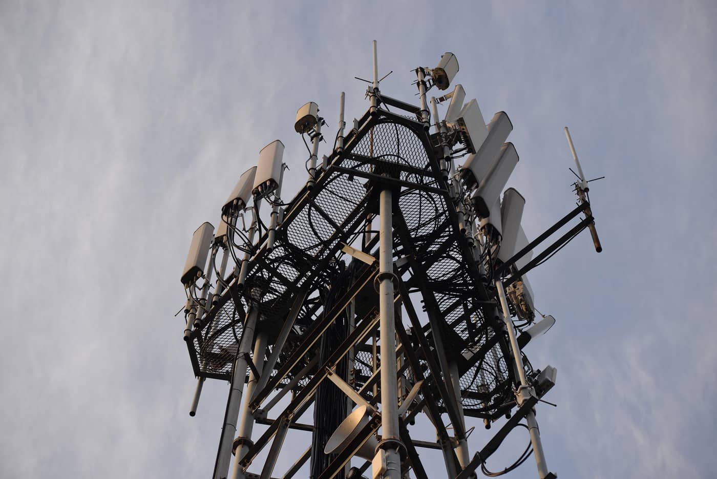  Tour de télécommunication avec antennes et émetteurs (Crédit : hello_world_2022)