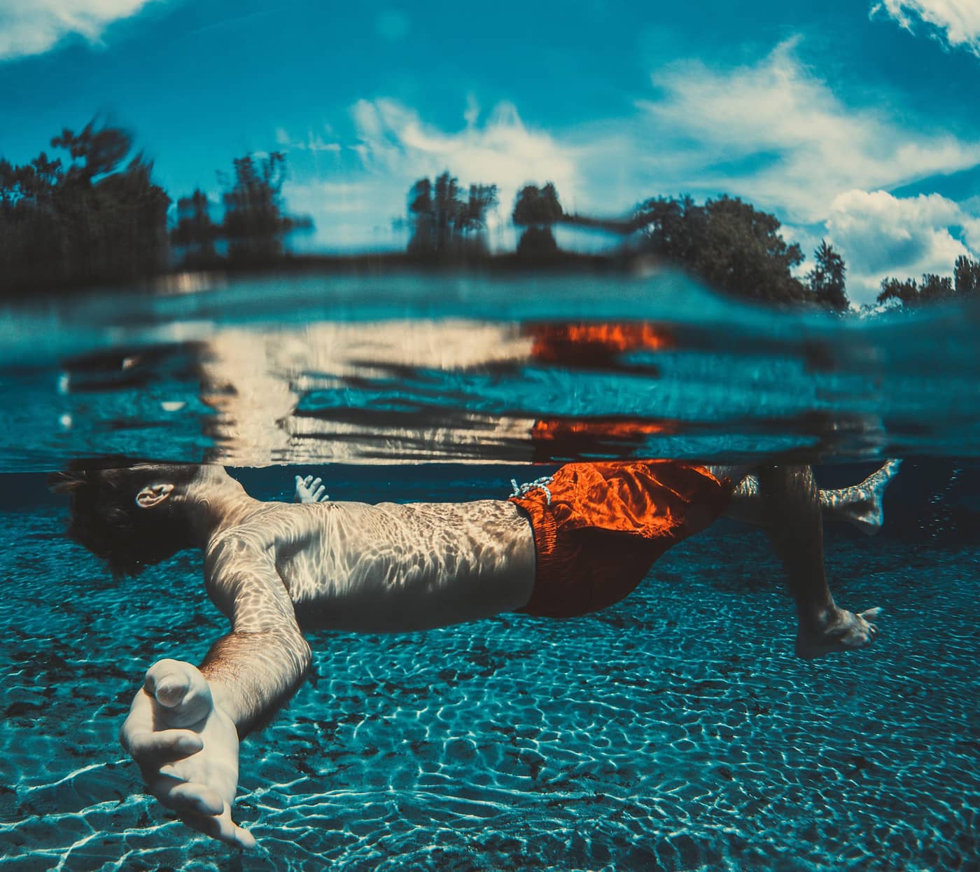Un jeune homme faisant la planche dans une piscine (Crédit : Pexels)