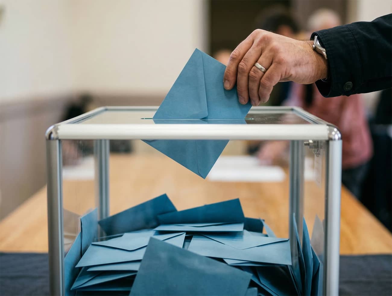 Une urne de vote et ses enveloppes pour les municipales 2026 (Crédit : Alex.I)