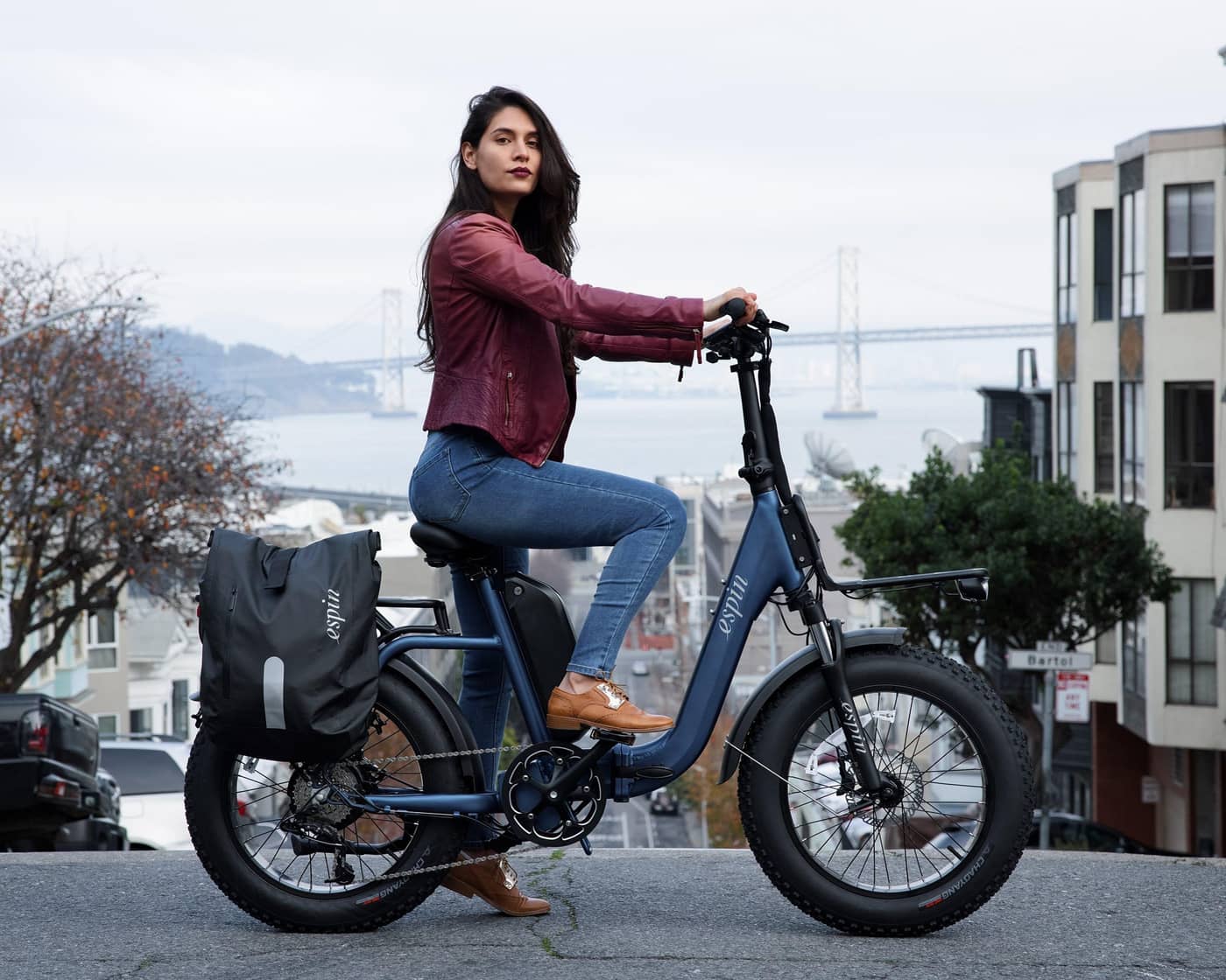 Une femme à Sans Fransisco sur un vélo électrique urbain Espin (Crédit : U_d7hddm5o)