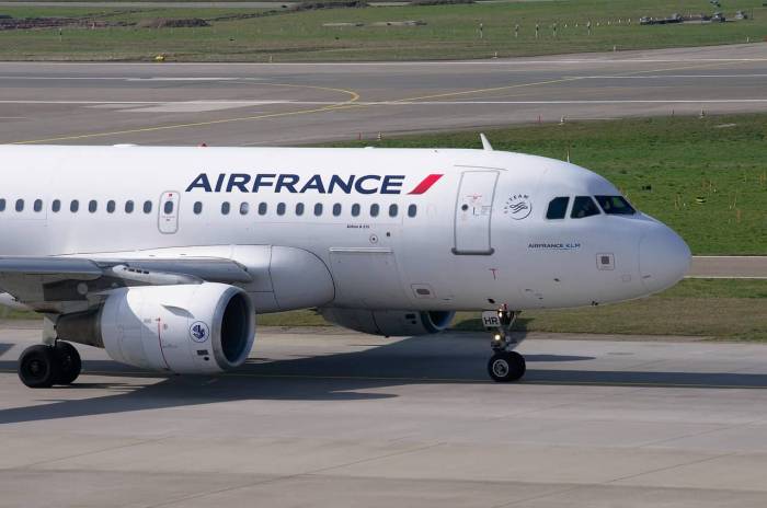 Airbus Air France sur une piste d’aéroport (Crédit : B1-foto)