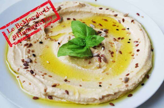 Présentation d’un plat de houmous maison dans une assiette (Crédit : Ajale)