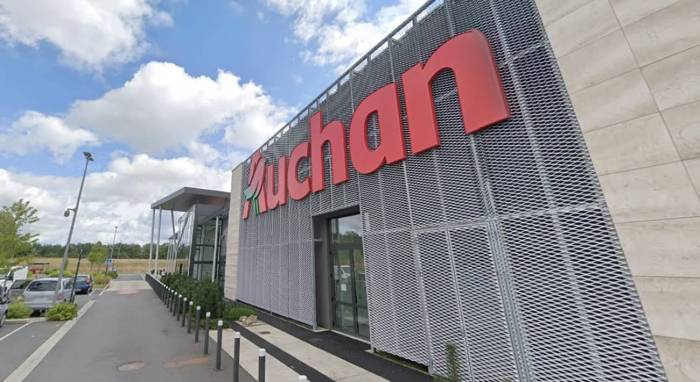Enseigne Auchan et son parking à Souppes-sur-Loing (Crédit : capture Maps)
