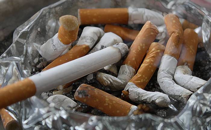 Cigarettes dans un cendrier en verre (Crédit : Geralt)