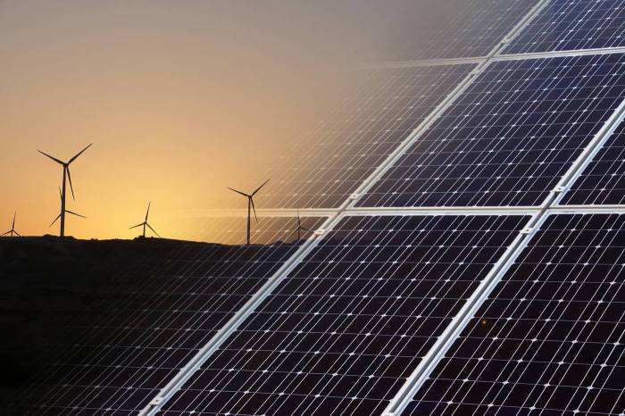 Des panneaux solaires et des éoliennes pour l’énergie universelle (Crédit : Seagul)