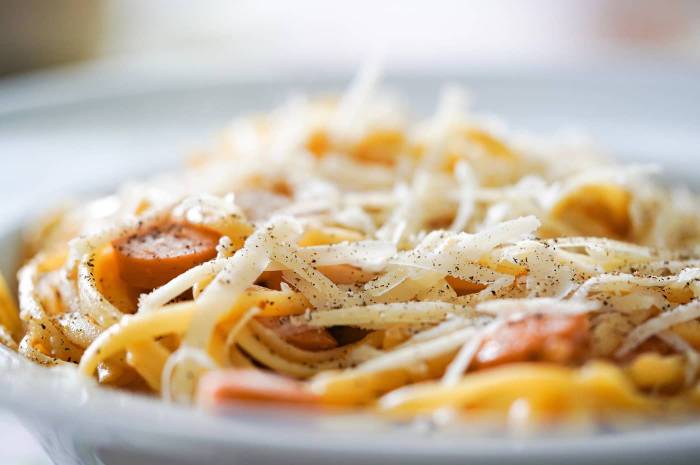 Assiette de pâtes linguine crémeuses au parmesan et poivre noir (Crédit : Mariya_m)