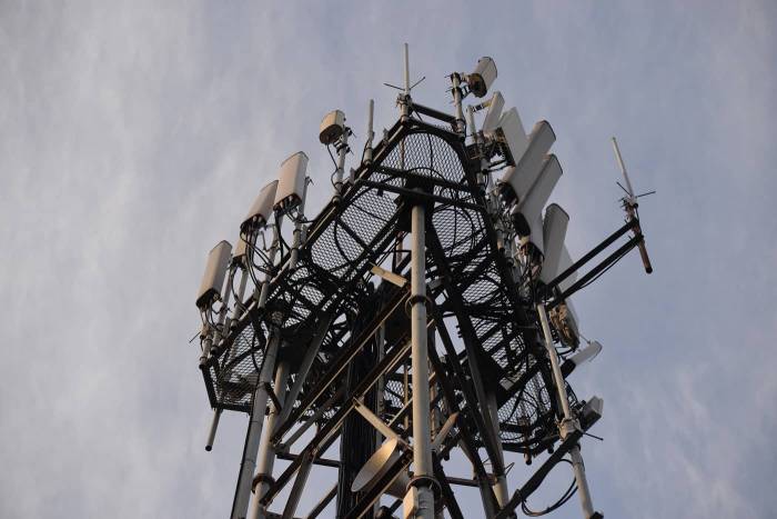  Tour de télécommunication avec antennes et émetteurs (Crédit : hello_world_2022)