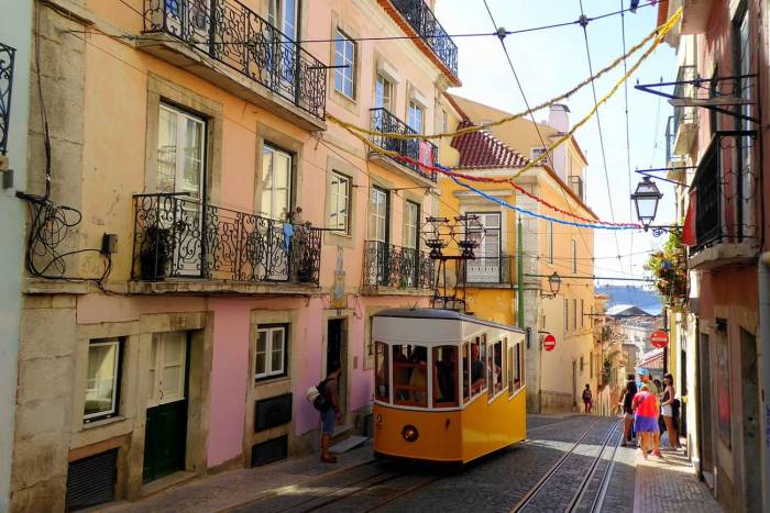 Tramway jaune dans les rues colorées de Lisbonne, Portugal (Crédit : LauraRinke)