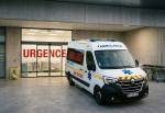Une ambulance en sursis aux urgences de l’hôpital (Crédit : Alex.I)