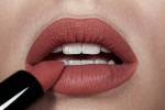 Application du rouge à lèvres discret lipstick rosewood matte (Crédit : Alex.I)