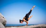 Asanas : une femme qui pratique le yoga en bord de mer (Crédit : StockSnap)
