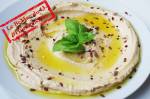 Présentation d’un plat de houmous maison (Crédit : Ajale)
