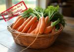 Botte de carottes dans un panier sur une table en chêne (Crédit : Alex.I Grok)