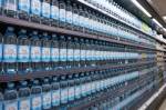 Représentation d’un rayon avec des bouteille d’eau « cela coule de source » (Crédit : Alex.I)