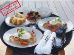 Plateau de petit-déjeuner sur une table blanche (Crédit : Paul_DAPARocks)